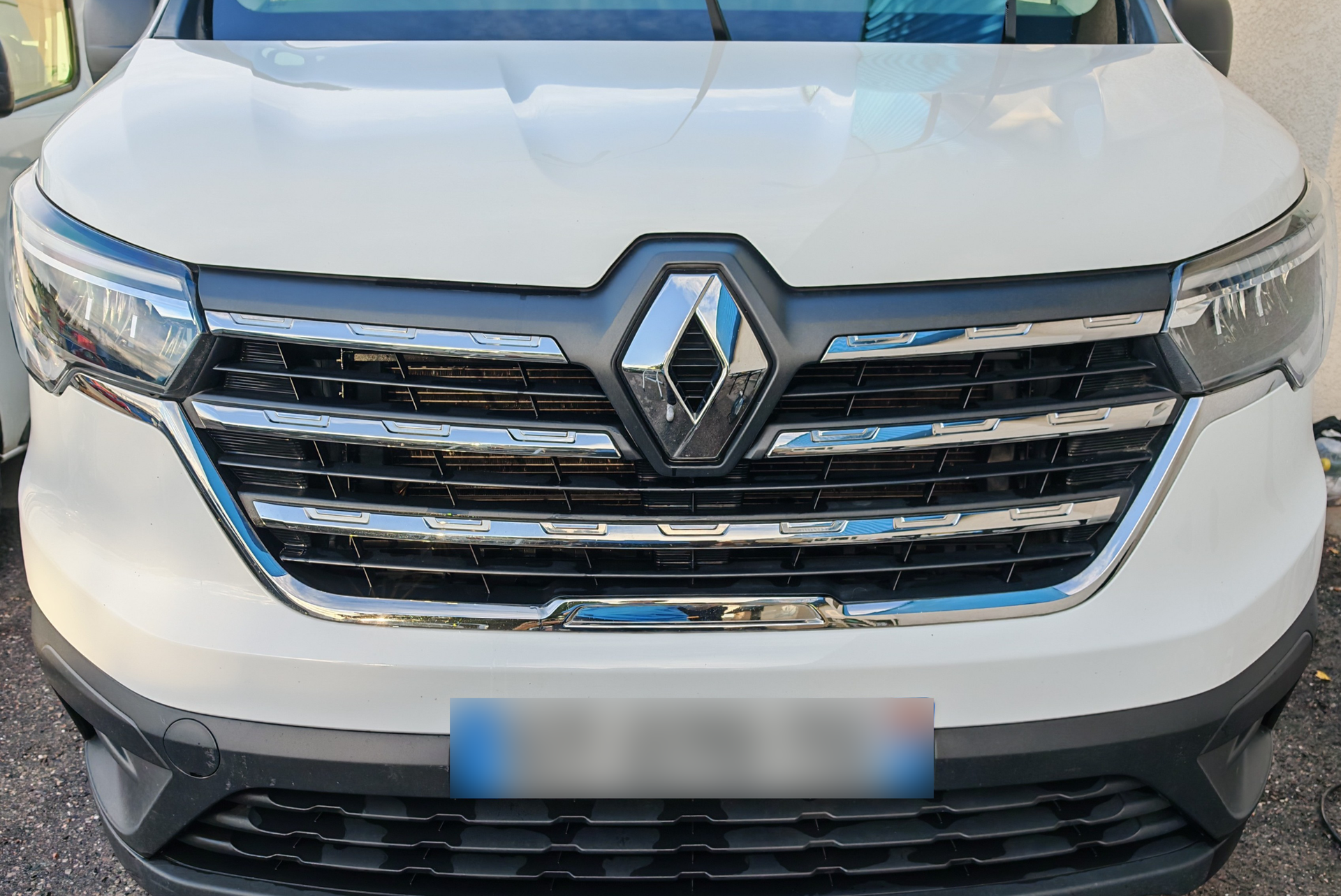 Face avant d’un utilitaire Renault après démoustiquage et lavage extérieur à Montpellier