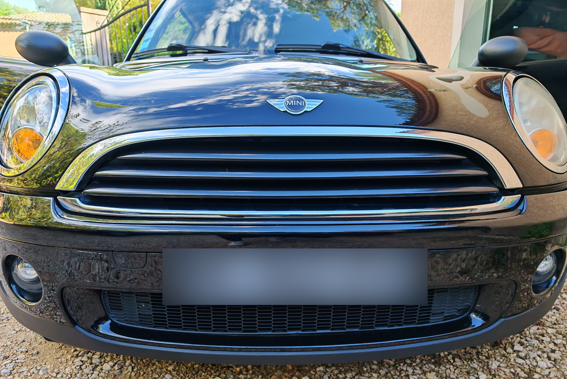 Face avant d’une Mini noire propre après lavage extérieur à Castries