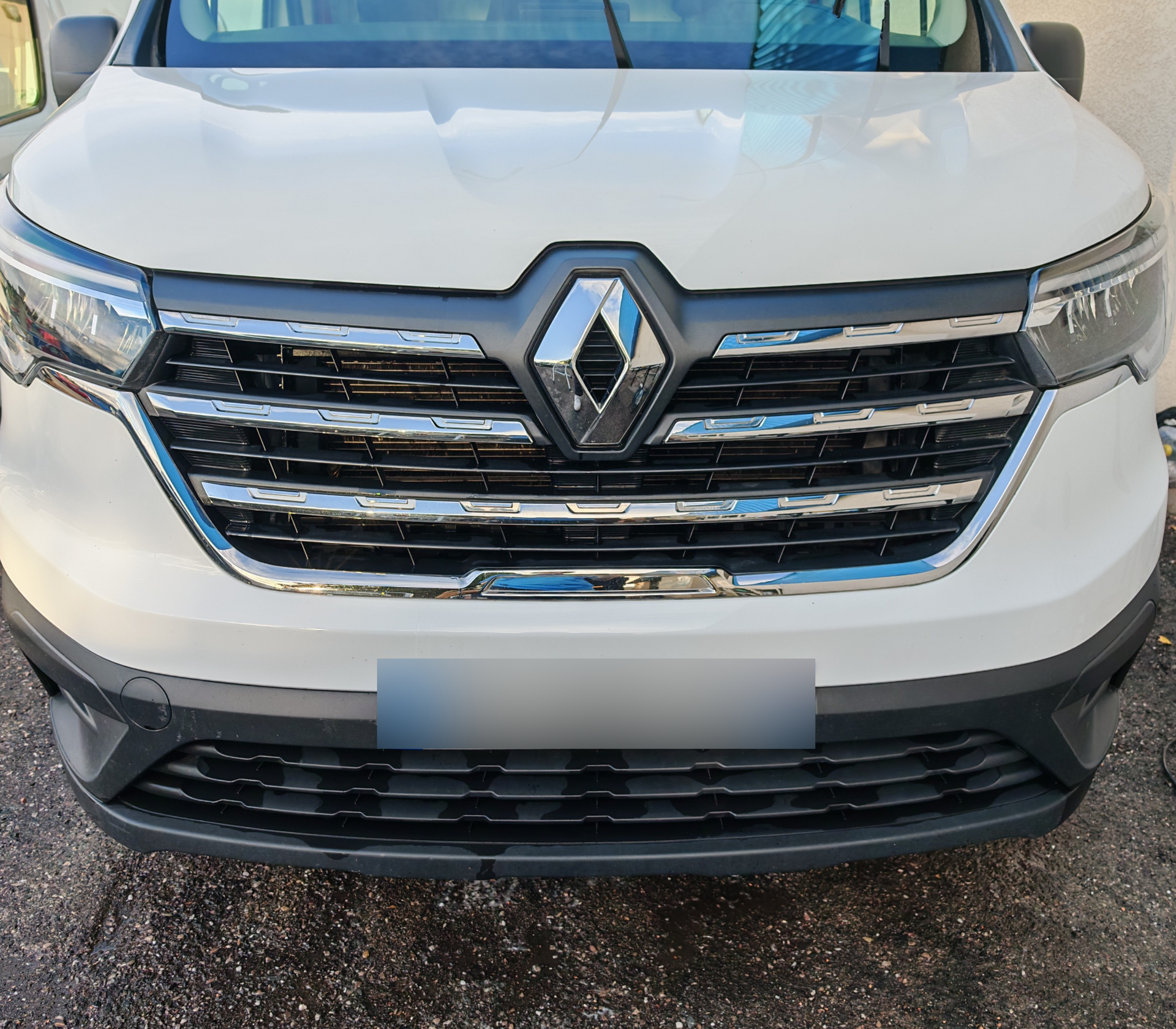 Face avant d’un utilitaire Renault propre après lavage extérieur à Montpellier