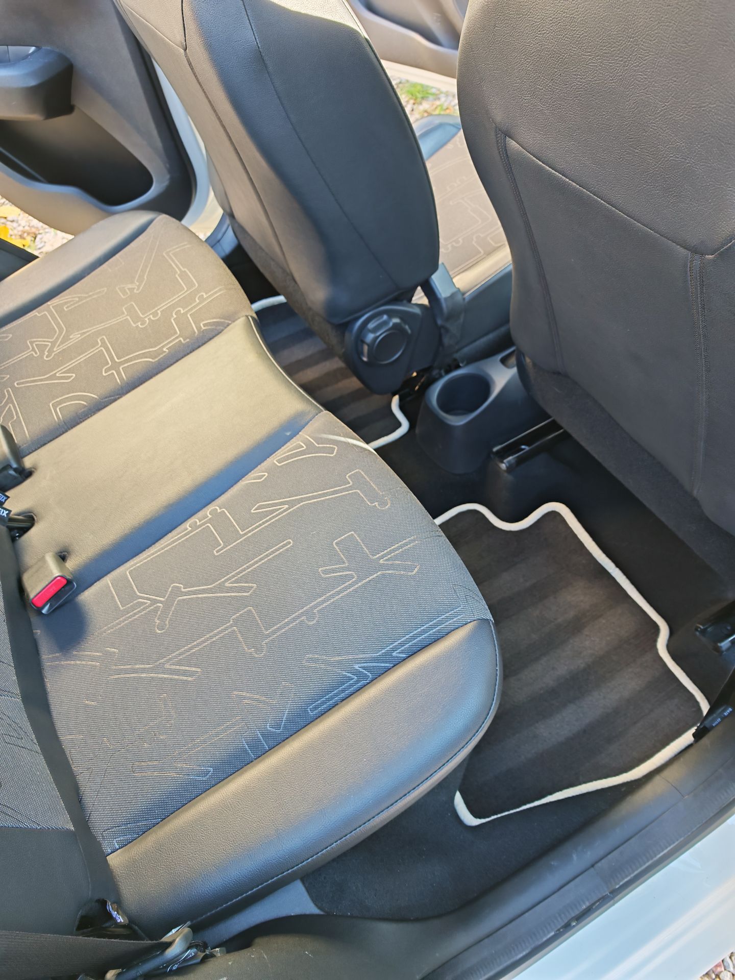 Sièges arrière Toyota Aygo impeccablement nettoyés avec tapis aspirés et tissus ravivés après un nettoyage intérieur professionnel