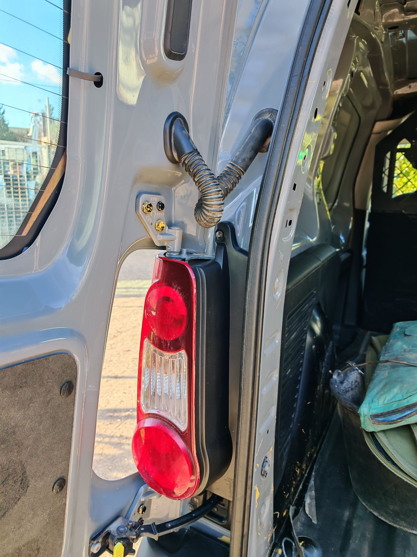 Résultat du nettoyage de cadre de porte arrière Citroën Berlingot