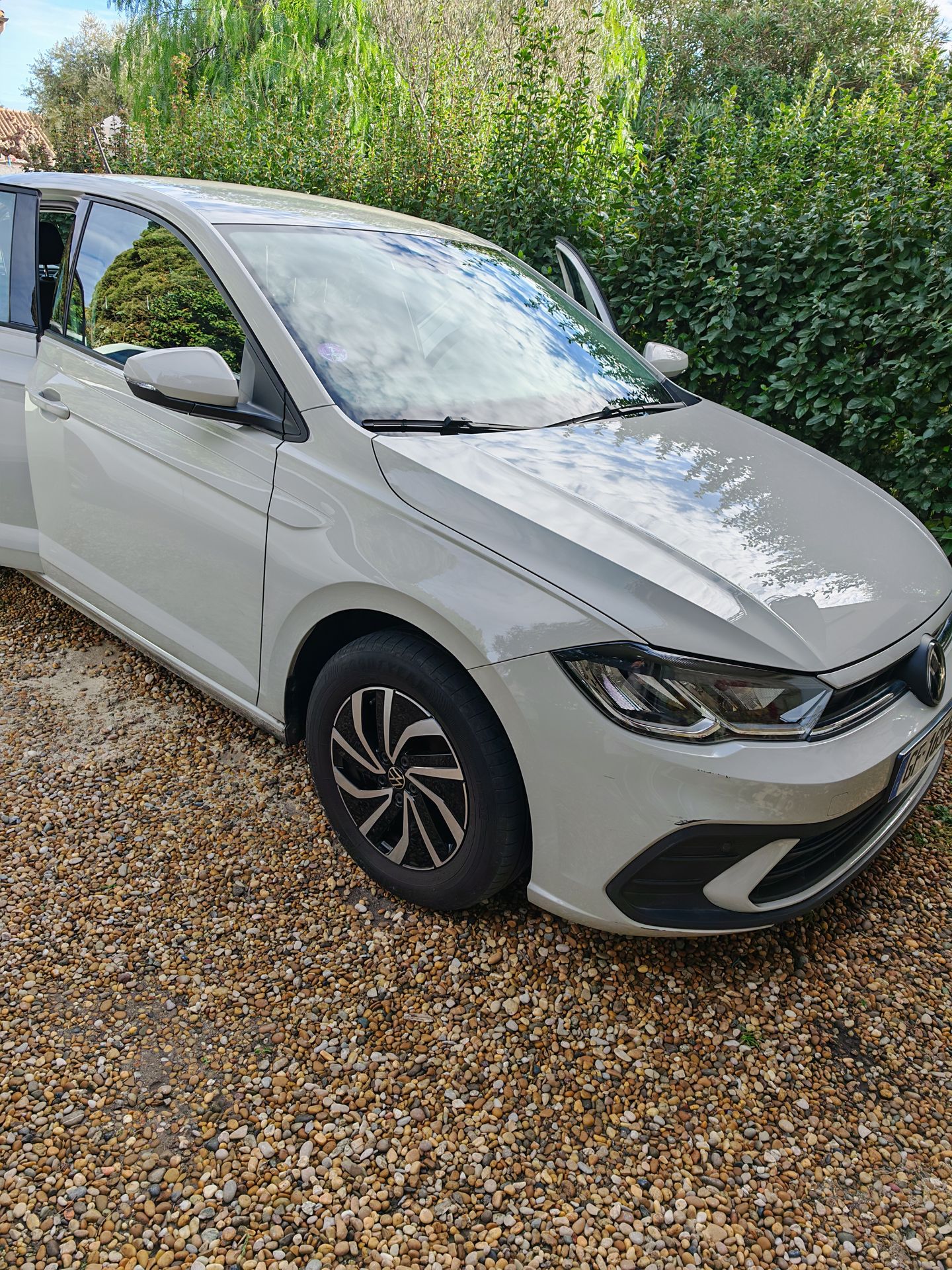 Extérieur propre d'une polo 6 crème qui reflète l'environnement